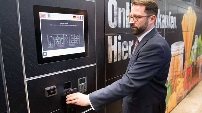 Thomas Böhm, Leiter Fahrgastmarketing bei der DB Regio, öffnet am 30. März 2017 im Hauptbahnhof in Stuttgart im Rahmen eines Pre