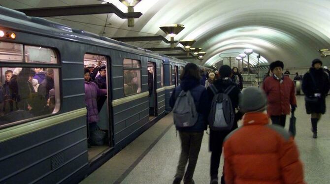 lick in eine U-Bahn-Station in St. Petersburg, aufgenommen am 14.03.2000. Bei einer Explosion in einer U-Bahn-Station im Zentrum