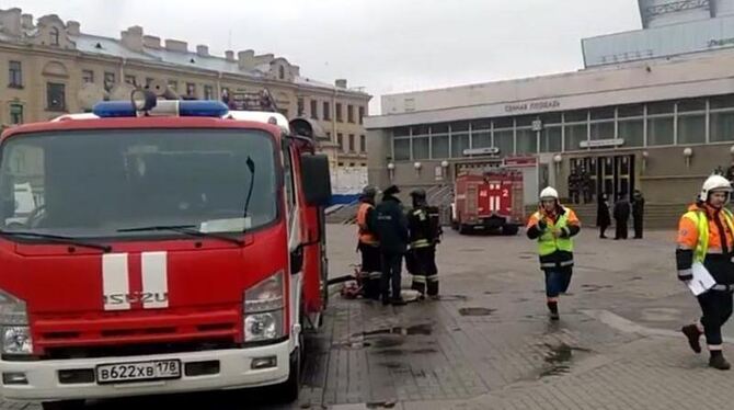 Rettungskräfte an der U-Bahnstation Sennaja Ploschtschad (Heuplatz) in St. Petersburg. Foto: Videograb