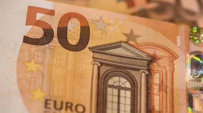 Nach und nach werden 5,4 Milliarden Stück der neuen 50-Euro-Banknote in Umlauf gebracht. Foto: Boris Roessler