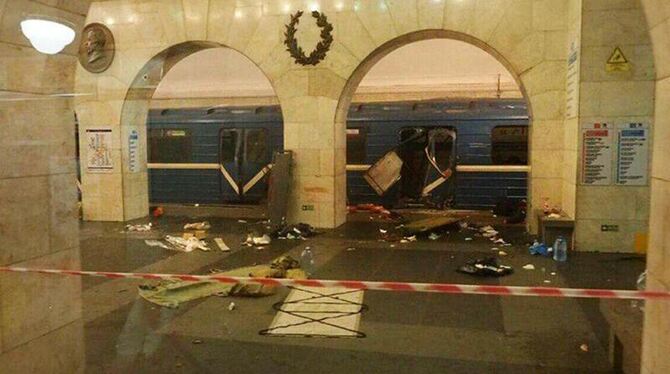Durch die Wucht der Explosion wurden Türen und Fenster des U-Bahn-Waggons zerstört. Foto: Videograb