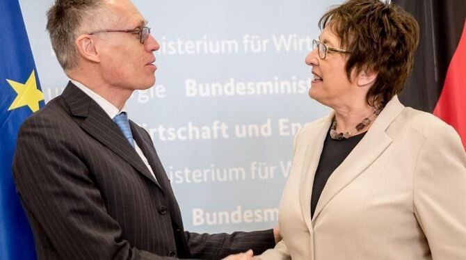 Bundeswirtschaftsministerin Brigitte Zypries begrüsst PSA-Chef Carlos Tavares im Wirtschaftsministerium in Berlin. Foto: Mich