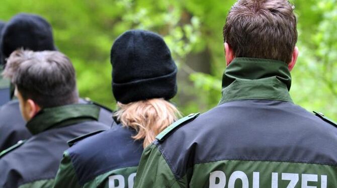 Polizisten im Mai 2010 bei Heidenheim- Großkuchen in einem Wald. Foto: Stefan Puchner