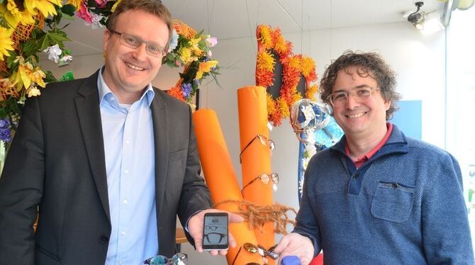 Der städtische Wirtschaftsförderer Markus Flammer (links) und RT-aktiv-Chef Christian Wittel mit der App, die Reutlinger Kunden