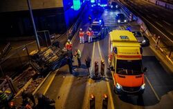 Polizisten drücken am 19.02.2017 in Stuttgart bei einer Unfallaufnahme einen Mann auf den Asphalt einer Straße (links unten).