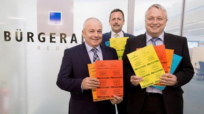 ind stolz auf die »Leistung aus einer Hand«, die von der Stadt in Form des Gutscheinhefts angeboten wird:  Sozialbürgermeister R