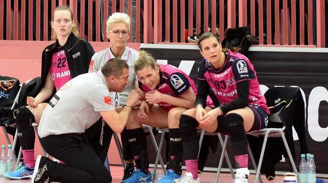 »So müssen wir spielen«: TuS-Coach Csaba Konkoly gibt den Spielerinnen Anweisungen für den Schlager gegen Rostow.