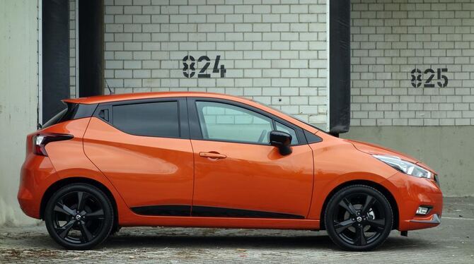 Lackiert in »Energy Orange«, fällt der Nissan Micra sehr ins Auge. Die schicke Karosserielinie wirkt schon im Stand bewegt.
