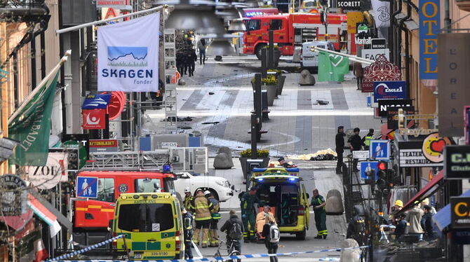 Einsatzfahrzeuge der Polizei, Feuerwehr und Krankenwagen stehen in einer Einkaufstraße in Stockholm.