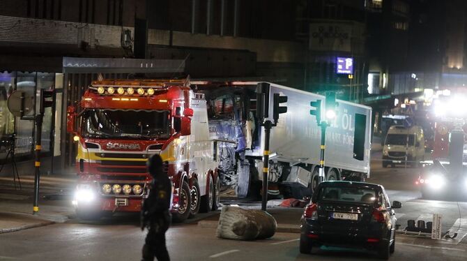 Ein Lastwagen einer Brauerei wird nahe dem Hauptbahnhof in Stockholm (Schweden) abgeschleppt. Der Lkw war am Nachmittag des 07.0
