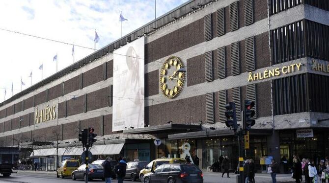 Der Lastwagen raste in das Einkaufszentrum »Ahlens City« in der Innenstadt von Stockholm. Foto: Timo Jaakonaho Der Lastwagen raste in das Einkaufszentrum »Ahlens City« in der Innenstadt von Stockholm. Foto: Timo Jaakonaho