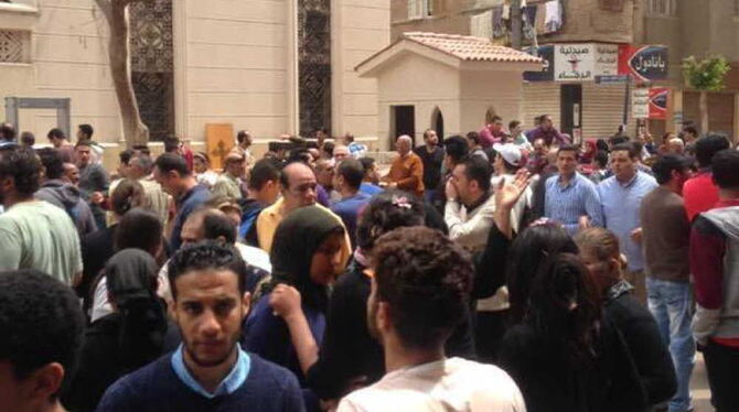 Angehörige und Schaulustige stehen in Tanta (Ägypten) vor der koptischen Kirche St. Georg. Bei einem der tödlichsten Anschläge a