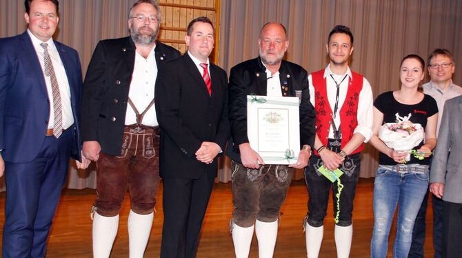 Ehrende und Geehrte:  Steffen Haap (Blasmusikverband Neckar-Alb),   Andreas Bartz, Vorsitzender Stephan Blötscher, Rolf Goller,