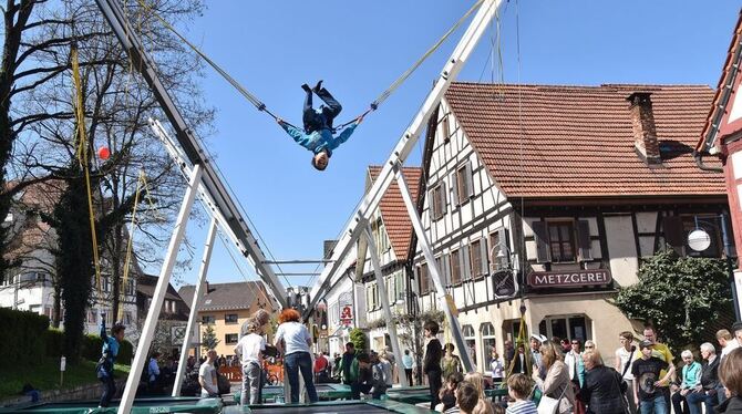 Sicherer Salto auf dem Trampolin: Auch für Jugendliche war beim Frühlingserwachen in Dettingen einiges geboten. Foto: Sander