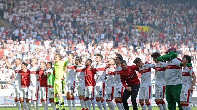 Die Spieler des VfB Stuttgart feiern den 2:0 Sieg über den Karlsruher SC mit den Fans. Foto: Deniz Calagan/dpa