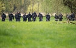 Polizisten auf Spurensuche in Bonn. Ein Mann hatte hier eine Frau vergewaltigt. Foto: Marius Becker/Archiv