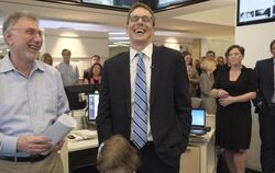 Der Journalisten David Fahrenthold (M) freut sich über den Pulitzer-Preis. Foto: Bonnie Jo Mount/The Washington Post/AP