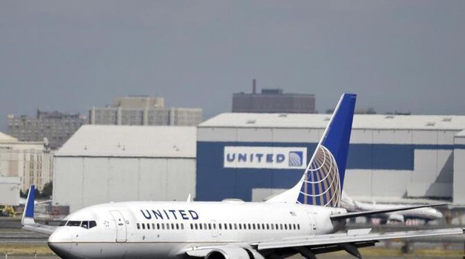 Eine Maschine der US-Fluglinie United Airlines bei der Landung. Foto: Mel Evans/Illustration