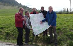 Mitglieder der SPD-Fraktion nahmen gestern auf dem Scheibengipfel die Biosphären-Karte zur Hand (von links) Ulrich Lukaszewitz, 
