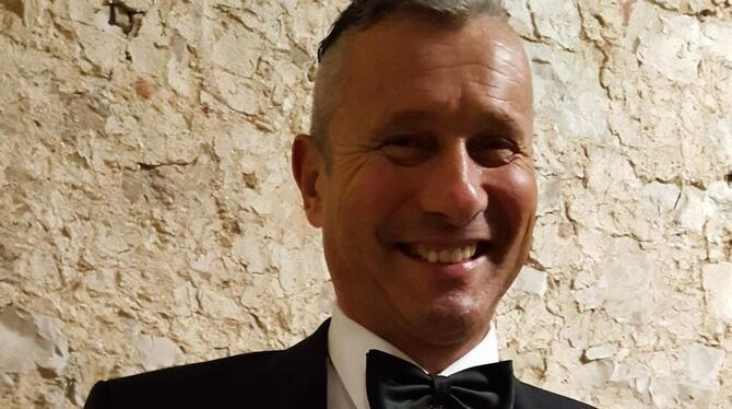 Für sein humanitäres Engagement, für seinen Einsatz für die Völkerverständigung und seine Verdienste um die Pflege der Militärtr