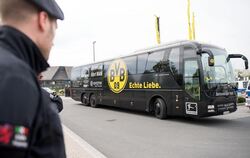 Ein BVB-Mannschaftsbus fährt auf das Trainingsgelände von Borussia Dortmund in Dortmund