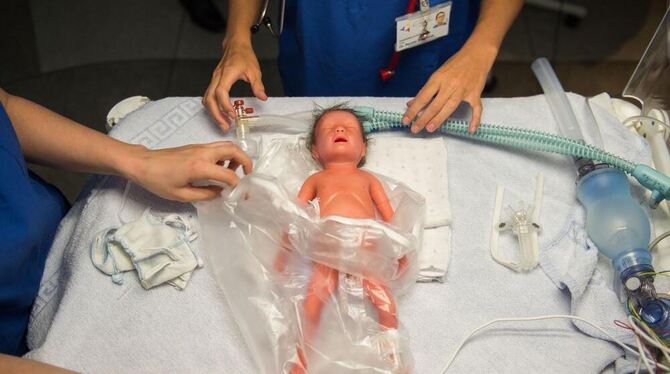 So sieht die Frühchen-Simulationspuppe in der Frauenklinik in Tübingen aus. So sieht die Frühchen-Simulationspuppe in der Frauenklinik in Tübingen aus.