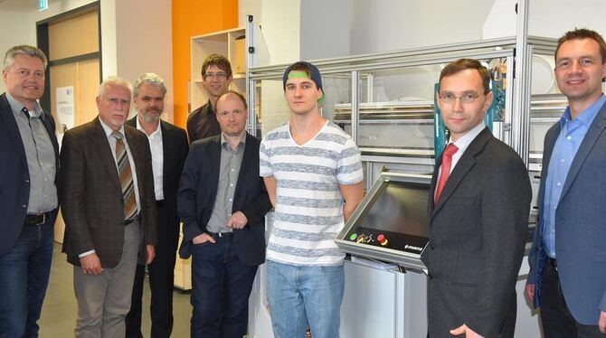 Anlässlich einer neuen Applikation des Speedpickers trafen sich die Beteiligten zur Live-Demonstration: Eduard Ams (Manz), Profe Anlässlich einer neuen Applikation des Speedpickers trafen sich die Beteiligten zur Live-Demonstration: Eduard Ams (Manz), Profe