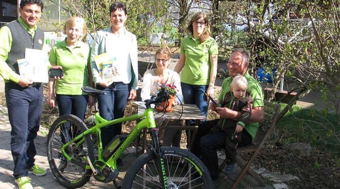 Eine Albhof-Tour ist künftig auch mit dem  E-Bike möglich. Tourist-Chef Hans-Peter Engelhart, links, und Landfrauen-Vorsitzende
