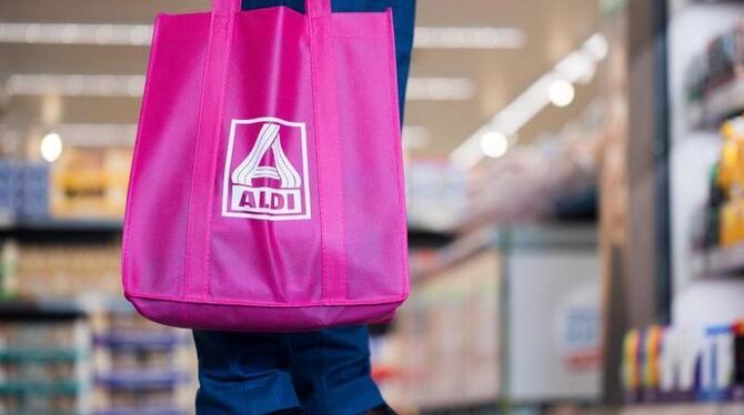 Einkaufstasche mit dem Aldi-Logo. Foto: Rolf Vennenbernd/Illustration