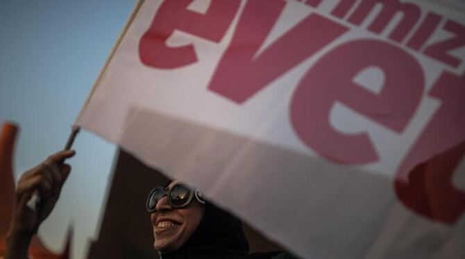 Eine Junge Frau hält in Istanbul eine Flagge mit dem türkischen Wort »evet« (»ja«) in der Hand. Die Türken entscheiden über e