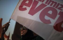 Eine Junge Frau hält in Istanbul eine Flagge mit dem türkischen Wort «evet» («ja») in der Hand. Die Türken entscheiden über e