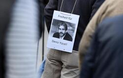 Ein Mann hat sich am 13. April während einer Mahnwache in Hessen ein Transparent mit der Aufschrift «Freiheit für Deniz Yücel
