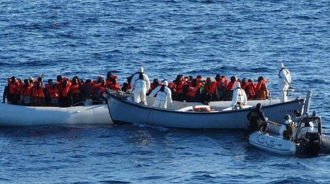 Bootsflüchtlinge auf dem Mittelmeer vor Sizilien.