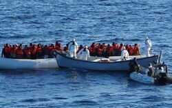 Bootsflüchtlinge auf dem Mittelmeer vor Sizilien. 