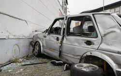 Schwerer Unfall: Der 19-jährige Fahrer war fast ungebremst gegen die Wand gefahren. Foto: Sascha Ditscher
