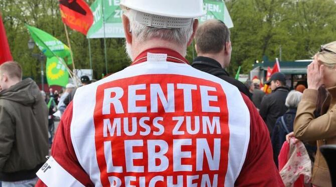 Klare Botschaft auf einer Kundgebung des Deutschen Gewerkschaftsbundes DGB. Die Renten steigen in den nächsten Jahren. Foto: