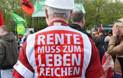 Klare Botschaft auf einer Kundgebung des Deutschen Gewerkschaftsbundes DGB. Die Renten steigen in den nächsten Jahren. Foto: 