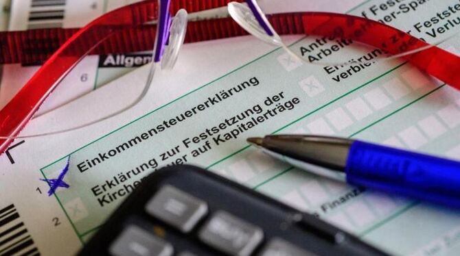 Ein alleinstehender Durchschnittsverdiener mit 3250 Euro monatlich muss in Deutschland 51 Prozent seines Einkommens abführen.