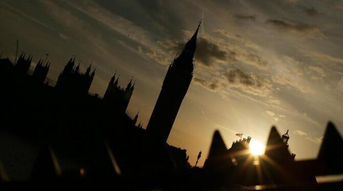Die Silhouette der Houses of Parliament, Sitz des Parlaments des Vereinigten Königreichs. Premierministerin May will sich mit