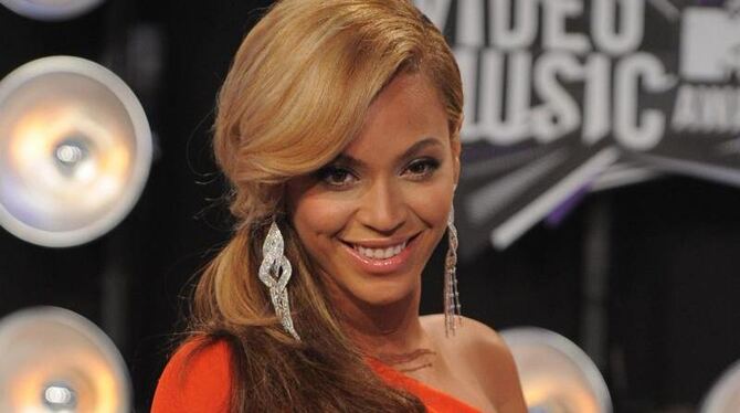 Die schwangere Sängerin Beyoncé zeigt ihren Babybauch. Foto: Hubert Boesl