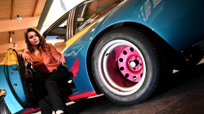 Die amtierende Miss-Tuning Julia Oemler sitzt in Friedrichshafen wenige Tage vor Beginn der Messe Tuning World in einem Opel Man Die amtierende Miss-Tuning Julia Oemler sitzt in Friedrichshafen wenige Tage vor Beginn der Messe Tuning World in einem Opel Man