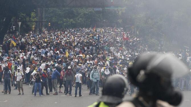 Zahlreiche Menschen protestieren gegen die Regierung in Caracas. Foto: Ariana Cubillos