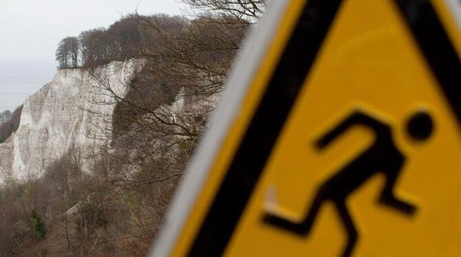 Ein Schild mit dem Warnhinweis »Absturzgefahr« an der Kreideküste der Ostsee-Insel Rügen. Foto: Stefan Sauer