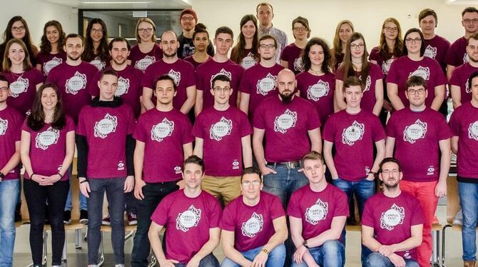 Viele Hände am Werk, alle Hände voll zu tun: das Organisationsteam des Campusfestes der Hochschule Reutlingen. FOTO: STAYKOV