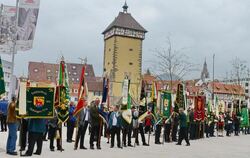 Ungezählte Fahnenträger standen vor der Stadthalle Spalier.