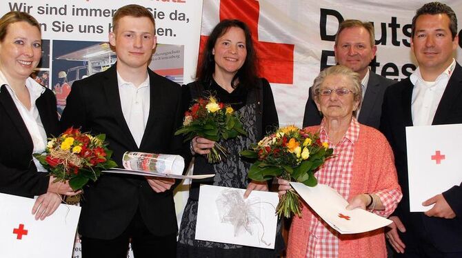 Die Geehrten des DRK Eningen (von links): Kathrin Merz, Simon Freudigmann, Kirstin Wenzel, Heidemarie Hoffmann, DRK-Kreisgeschäf