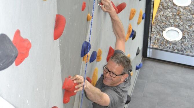 Für Andreas Nau geht es nach oben. An seiner firmeneigenen Kletterwand und in seinem Unternehmen:  Aber alle müssen sich auf chr