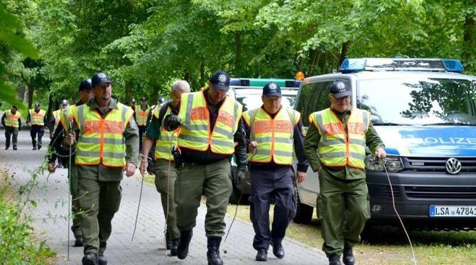 Polizisten suchen in einem Waldstück in Wilhelmsdorf bei Stendal nach der fünfjährigen Inga. Foto: Florian Voigt/Archiv Polizisten suchen in einem Waldstück in Wilhelmsdorf bei Stendal nach der fünfjährigen Inga. Foto: Florian Voigt/Archiv