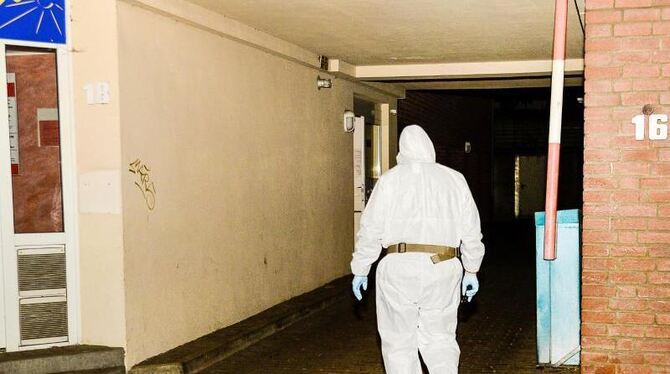 Ein Polizeibeamter vor dem Haus in Bad Driburg, in dem sich das blutige Drama ereignete. Foto: Christian Mathiesen