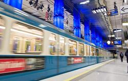 Eine U-Bahn fährt in München durch die Station Münchner Freiheit. Foto: Alexander Heinl/Illustration